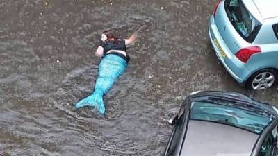 На улице во время наводнения заметили русалку - usa.one - Шотландия - Глазго