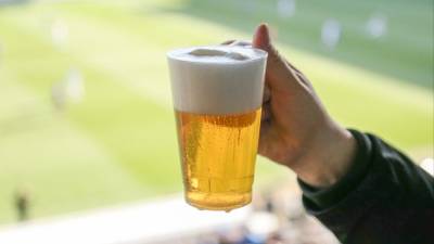 Пиво на стадионах снова могут разрешить. Ради детского спорта - 5-tv.ru