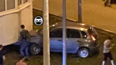 Легковой автомобиль влетел в угол дома на ул. Антонова - penzainform.ru - Пенза
