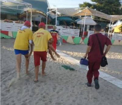 Беда на одесском пляже: из воды вытащили 8-летнего ребенка и принялись спасать, видео - politeka.net - Украина