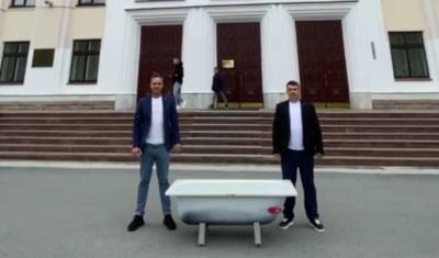Ванну с вонючей водой к зданию областной думы принесли два тюменца - nashgorod.ru - Тюмень