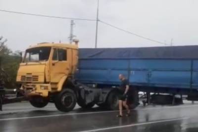Алексей Одеров - На трассе под Новороссийском грузовик перегородил дорогу - kuban.mk.ru - Новороссийск - Камаз