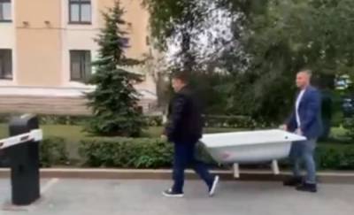 Тюменцы принесли к зданию областной думы ванну с вонючей и грязной водой - news.megatyumen.ru - Тюмень - Того