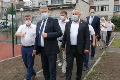 Брянский губернатор посетил благоустраеваемый двор на улице Маталлистов - mk.ru - Брянск - Брянская обл.