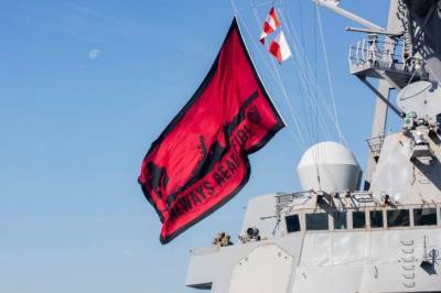 Линдон Джонсон - Американские СМИ заинтересовал новый красно-чёрный флаг, развевающийся над эсминцем ВМС США - topwar.ru - США - шт.Флорида - Вьетнам