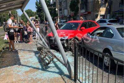 В Одессе авто влетело в остановку с людьми: первые кадры с места масштабной аварии - politeka.net - Украина - Одесса