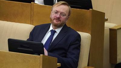 Виталий Милонов - Милонов призвал отправить в кутузку участников свадьбы с ЛГБТ-флагом - iz.ru - Москва - Израиль