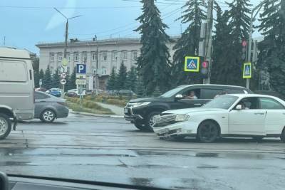 В Туле на перекрестке Советской и Староникитской улиц столкнулись две легковушки - tula.mk.ru - Тула
