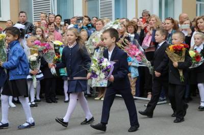 Петербургским школам разрешили проводить линейки на 1 сентября с родителями - neva.today - Санкт-Петербург