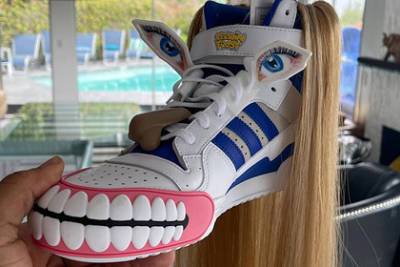 Новый дизайн кроссовок Adidas с человеческим лицом вызвал споры в сети - lenta.ru