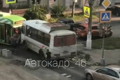 В центре Курска подрались водители троллейбуса и легковушки - chr.mk.ru - Курск