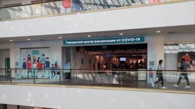 Петербуржцы выстроились в часовые очереди для вакцинации в ТЦ «Галерея» - 5-tv.ru - Россия - Санкт-Петербург