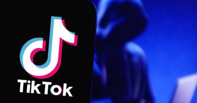 TikTok начал удалять связанные с "синим китом" хештеги - ren.tv - Россия