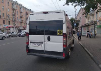 Из-за заклинившей двери рязанцы оказались заперты в маршрутке - ya62.ru - Рязань