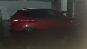 Более 20 дорогих иномарок затопило во время ливня на парковке в Вологде - vologda-poisk.ru - Вологда