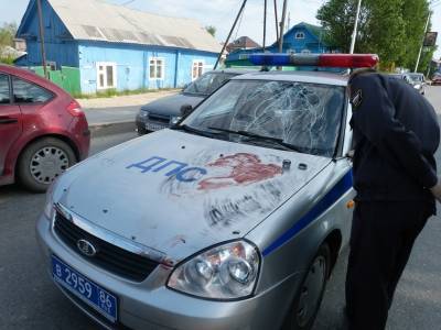 Жительница Югры на нелегальной «Ладе» протащила сотрудника ГИБДД по дороге - znak.com - Югра