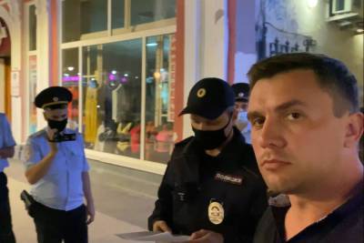Николай Бондаренко - Николая Бондаренко ночью в центре Саратова окружила полиция - saratov.mk.ru - Россия - Саратов