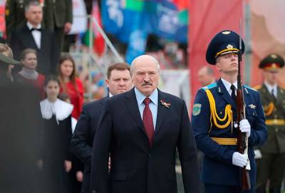 Александр Лукашенко - Врач объяснила странную походку Лукашенко - tvc.ru - Белоруссия