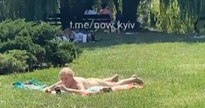 В Киеве женщина загорала под церковью в одних стрингах (ВИДЕО) - dsnews.ua - Украина - Киев