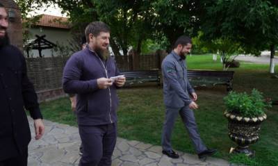 Рамзан Кадыров - Ахмед Дудаев - «Познакомил с попугаем». Кадыров получил премию канала за репортажи из своего сада - sharij.net - респ. Чечня