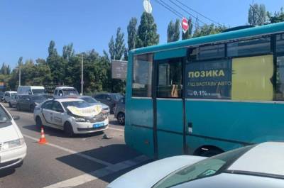 Полицейское авто влетело в маршрутку, машина разбита вдребезги: кадры ДТП - politeka.net - Украина - Киев