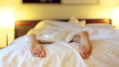 Медики объяснили, почему ноги должны выглядывать из-под одеяла во время сна - vm.ru