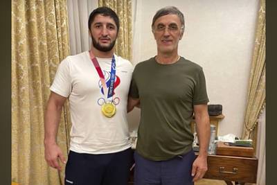 Абдулрашид Садулаев - Магомед Гаджиев - Депутат Госдумы подарил олимпийскому чемпиону миллион долларов - lenta.ru - Токио