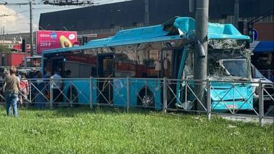 Водитель попавшего в аварию в Петербурге автобуса уснул за рулем - 5-tv.ru - Санкт-Петербург