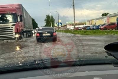 После дождя в Смоленске на Ново-Московской улице поплыли автомобили - mk-smolensk.ru - Смоленск
