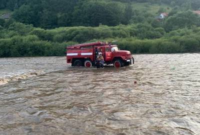 На Закарпатье спасли троих детей, оказавшихся посреди реки из-за сильных осадков - kp.ua - Украина - район Хустский