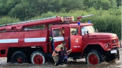 На Закарпатье спасатели вытащили из воды троих детей - ru.slovoidilo.ua - Украина - Сумская обл. - район Хустский