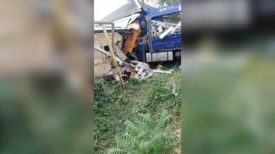 Манипулятор снёс стену жилого дома в Воронежской области: появились фото - vestivrn.ru - Воронежская обл.