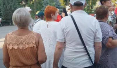 Полиция накрыла тканью и уехала: в Харькове посреди улицы лежит тело человека - politeka.net - Украина - Харьковская обл. - Харьков