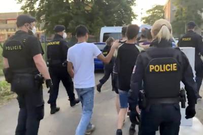 Чешская полиция устроила погоню с вертолетом для поимки фургона с мигрантами - lenta.ru - Сирия - Чехия - Прага
