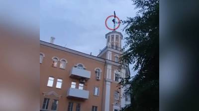 Воронежцы сняли на видео забравшегося на шпиль сталинки парня - vestivrn.ru - Воронеж
