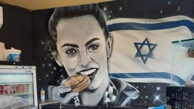 Лина Ашрам - Израильский художник нарисовал граффити Линой Ашрам "в самом израильском месте Тель-Авива" - vesty.co.il - Токио - Израиль - Тель-Авив