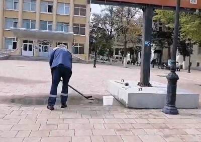 Рязанцы засняли на улице Почтовой мужчину, вычерпывающего лопатой воду из лужи - ya62.ru - Рязань