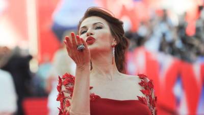 Эвелина Бледанс - «Слишком молоденький»: Бледанс рассказала, кто с ней на фото во время отдыха на яхте - vm.ru - Москва - Сочи