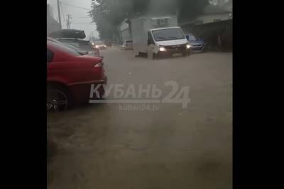 В Темрюке и Ейске ливнем подтопило дороги и жилые дома - kuban.mk.ru - Ейск - Геленджик
