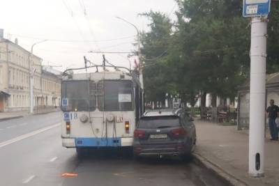 Костромские курьезы: троллейбус и легковушка не поделили место у остановки - kostroma.mk.ru - Кострома