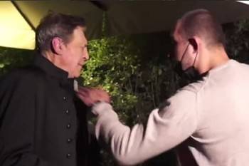Александр Невзоров - Журналист-флибустьер Александр Невзоров получил по лицу после радиоэфира - vologda-poisk.ru