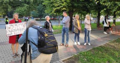 ФОТО: в четверг вечером у здания правительства прошел малочисленный пикет - rus.delfi.lv - Рига - Латвия