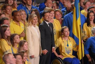 Владимир Зеленский - Елена Зеленский - Владимир Зеленский, провожая паралимпийцев в Токио, застыдил других президентов - kp.ua - Украина - Токио