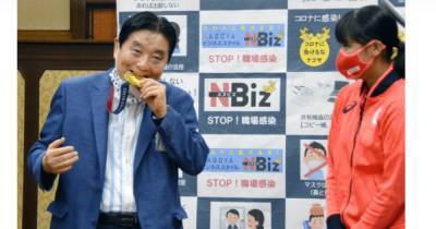В Японии мэр города испортил медаль Олимпийской чемпионке: ей обещают выдать новую (видео) - focus.ua - Украина - Япония