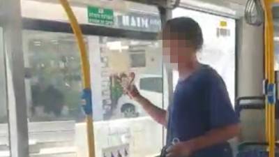Видео: пассажир автобуса в Тель-Авиве разбил стекла молотком и угрожал водителю - vesty.co.il - Израиль - Тель-Авив