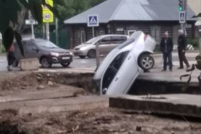 Автомобиль Honda Accord провалился в траншею в центре Томска - tomsk.mk.ru - Россия - Киевская обл. - Томск - Томская обл.