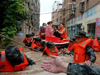 Из-за наводнений в Китае погибли не менее 21 человек. Пять городов объявили "красный" уровень тревоги из-за дождей - unn.com.ua - Китай - Украина - Киев - Китай - п. Хубэй