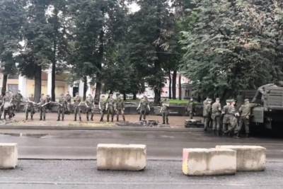 Ярославцы заподозрили военных в краже тротуарной плитки - yar.mk.ru - Ярославль
