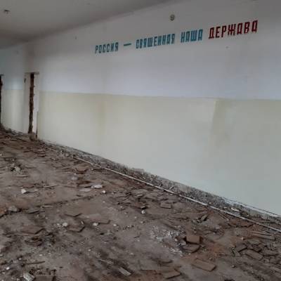 Жители уральской деревни возмущены «ремонтом» школы, которая все лето стоит без крыши - znak.com - район Саткинский