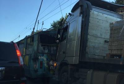 Водитель на фуре протаранил троллейбус в Одессе: что известно на данный момент - politeka.net - Украина - Одесса